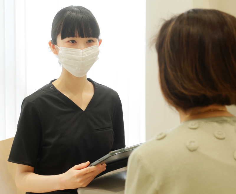 カウンセリングを行う女性歯科医師