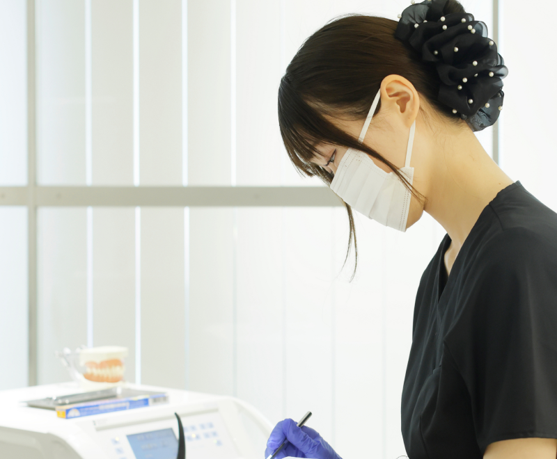 歯科治療を行っている女性歯科医師